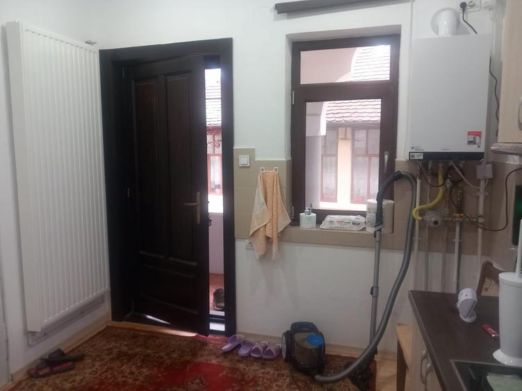 Casă individuală cu 4 camere cu Canalizare în Central