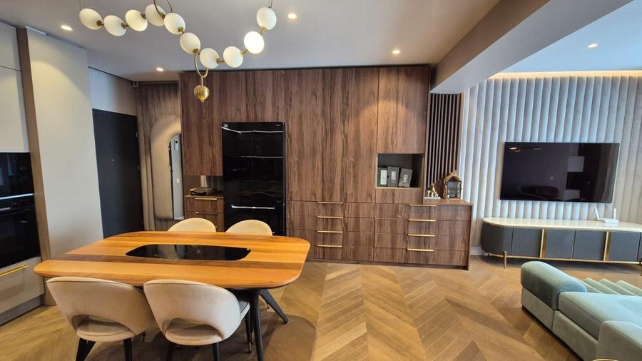 Apartament cu 3 camere decomandat, mobilat în Sisești