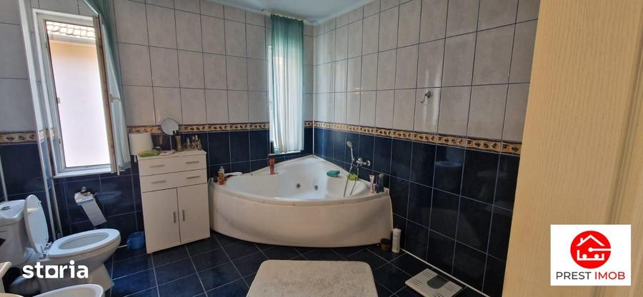 Casă cu 6 camere cu Teren 435 Mp în Central
