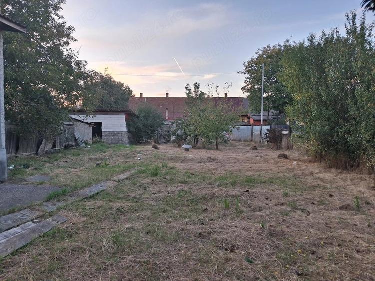 Casă cu 2 camere cu Teren 350 Mp în Colonia Reconstrucția