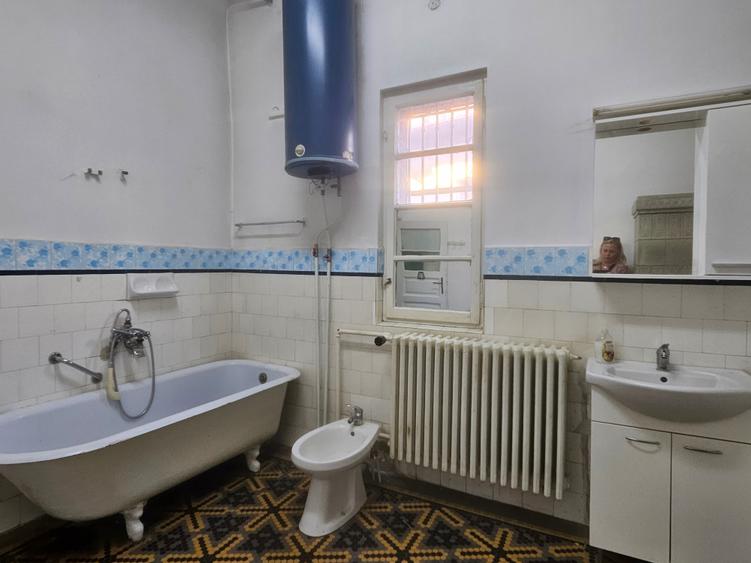 Apartament cu 3 camere semidecomandat în Știrbei Vodă