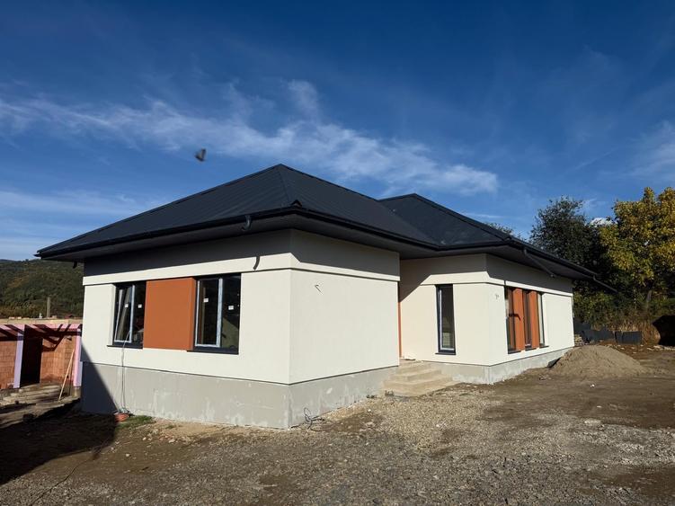 Casă individuală cu 4 camere cu Canalizare în Tăuții de Sus
