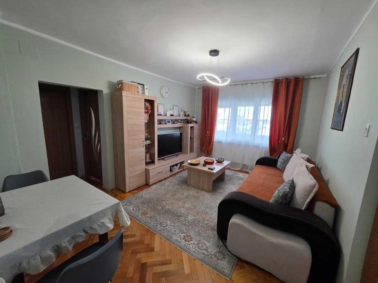 Apartament cu 3 camere semidecomandat în Gheorghe Lazăr