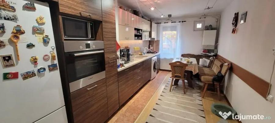 Apartament cu 3 camere decomandat în Craiter