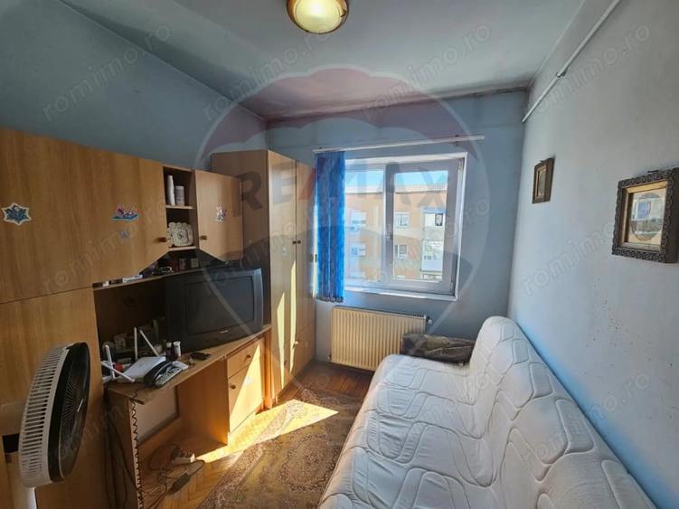 Apartament cu 3 camere semidecomandat în Central