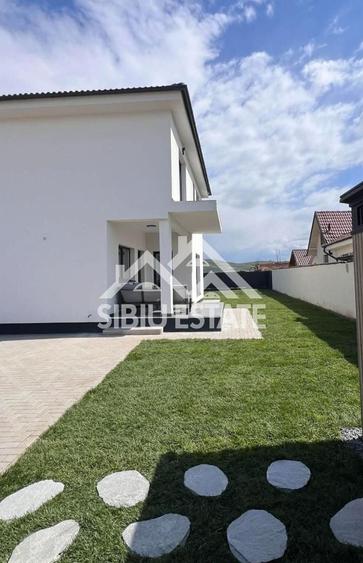 Casă individuală cu 4 camere cu Canalizare în Cristian