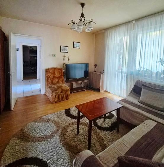 Apartament cu 3 camere semidecomandat, mobilat în Central