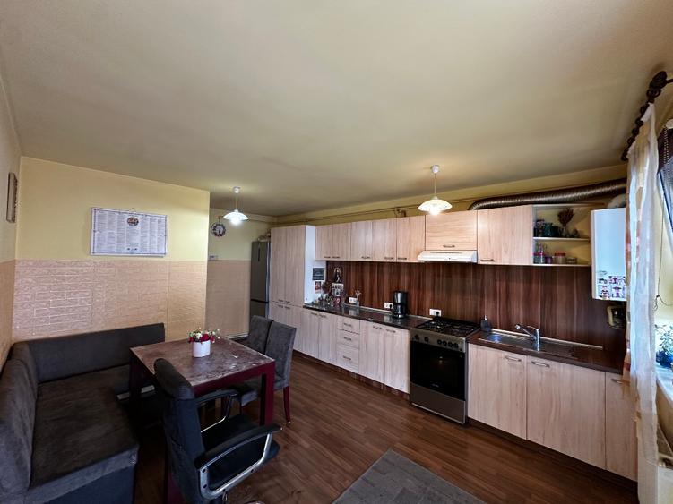 Apartament cu 4 camere decomandat în Terezian