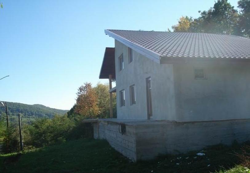 Casă individuală cu 6 camere cu Canalizare în Pucioasa-Sat