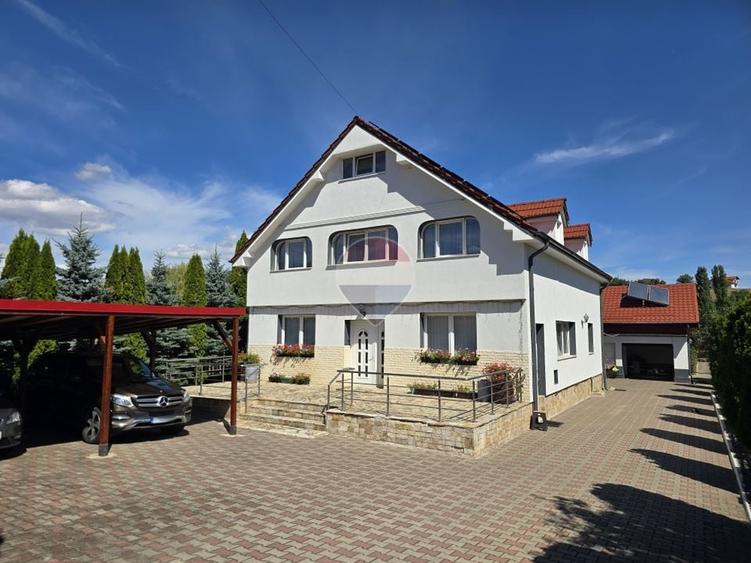 Casă individuală cu 7 camere cu Teren 4431 Mp în Vâlcele