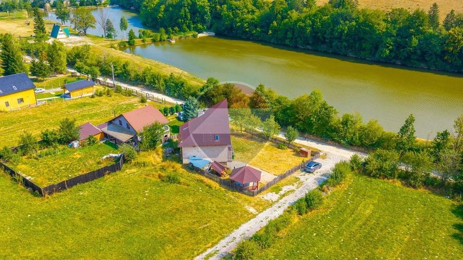 Casă individuală cu 5 camere cu Teren 696 Mp în Vulcan