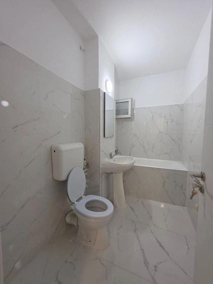 Apartament cu 3 camere semidecomandat, mobilat în Colentina
