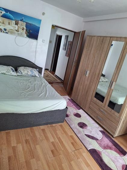 Apartament cu 3 camere semidecomandat, mobilat în Gara