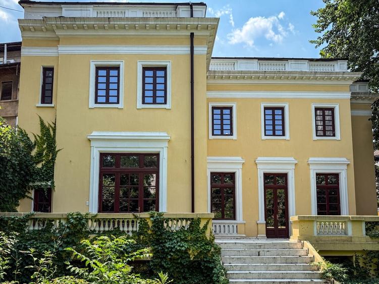 Casă individuală cu 13 camere cu Canalizare în Dacia