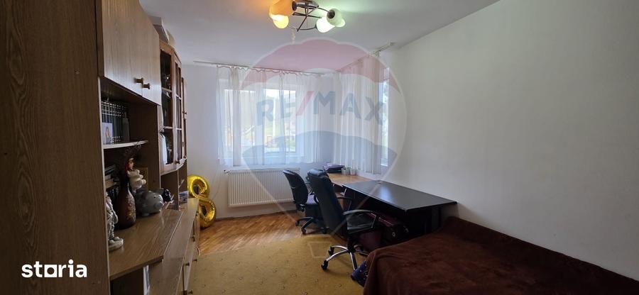 Casă cu 5 camere cu Teren 3156 Mp în Gura Ocniței