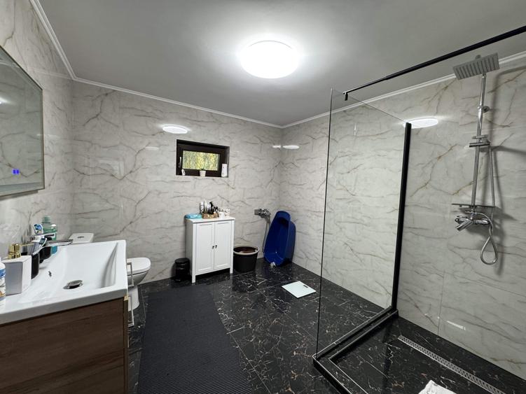 Casă cu 7 camere cu Garaj în Central