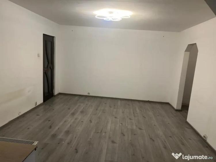 Apartament cu 2 camere semidecomandat în Craiovița Nouă