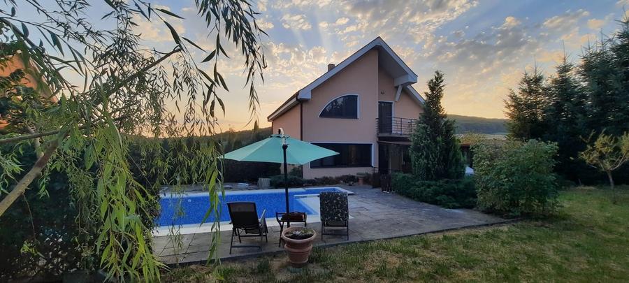 Casă individuală cu 6 camere cu Piscina în Livezeni