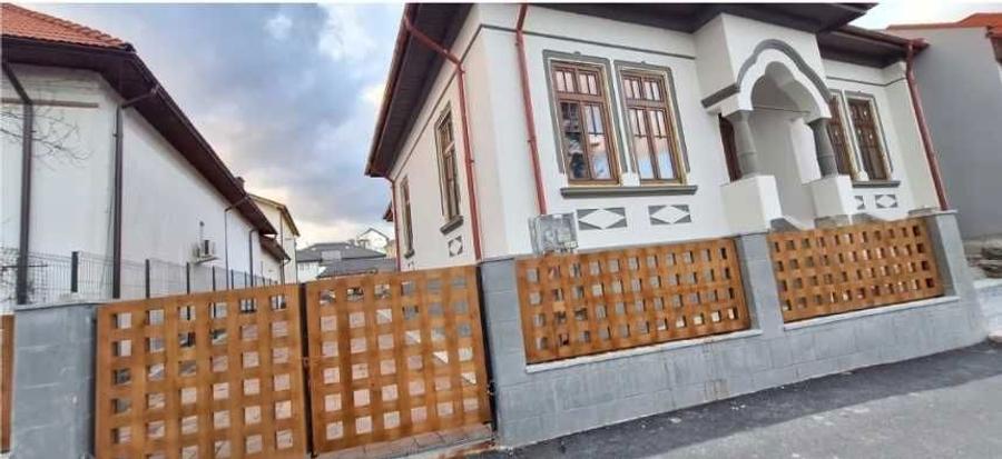 Inchiriez casa recent renovata str. Gen Magheru Rm. Valcea - 2