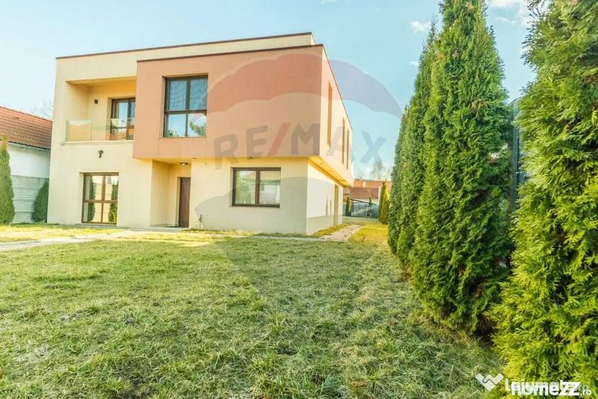 Casă cu 7 camere cu Teren 1071 Mp în Central