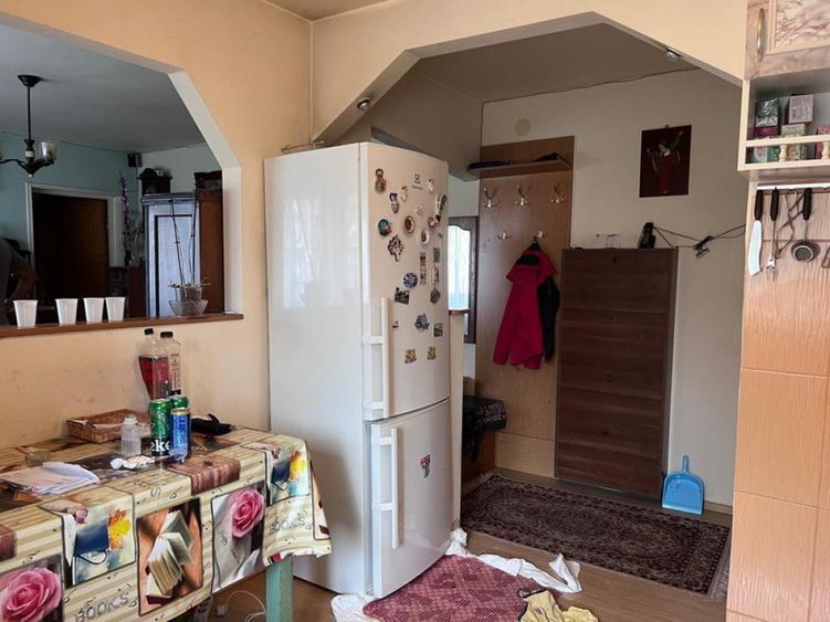 Apartament cu 4 camere semidecomandat în Gojdu