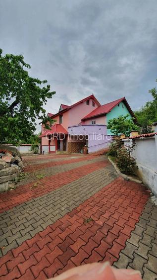 Loc. Grosi casa dispusa pe 3 niveluri D+P+M, suprafata utila 282 mp, teren 700 mp