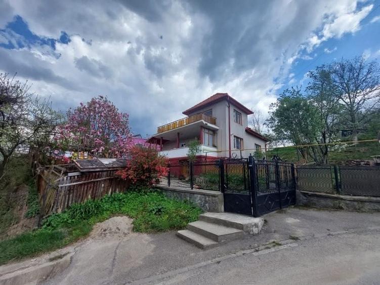 Casă cu 4 camere în Central
