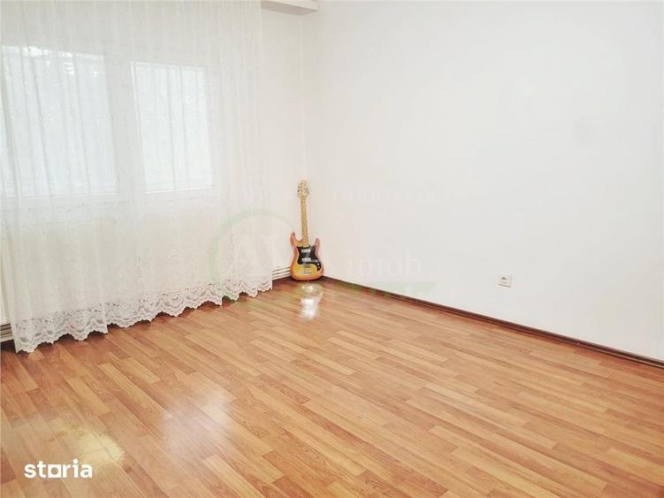 Apartament cu 3 camere semidecomandat în Mioriței