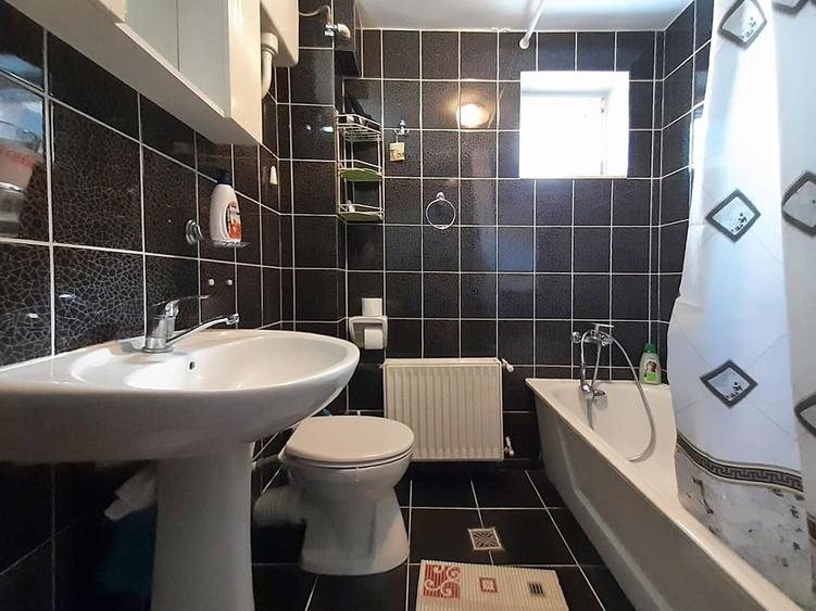 Casă individuală cu 5 camere decomandat cu Canalizare în Brașovul Vechi