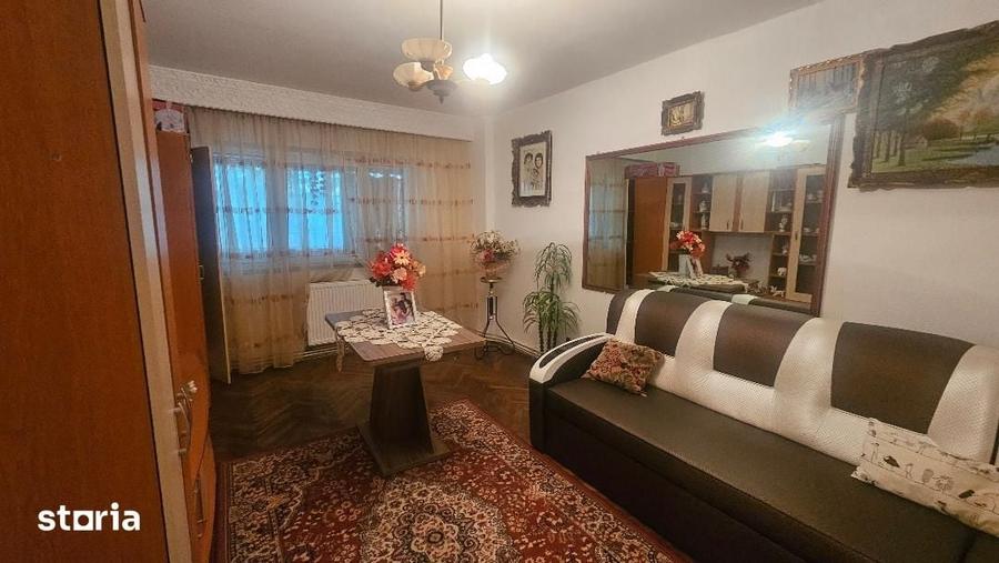 Apartament cu 3 camere decomandat în Cetate