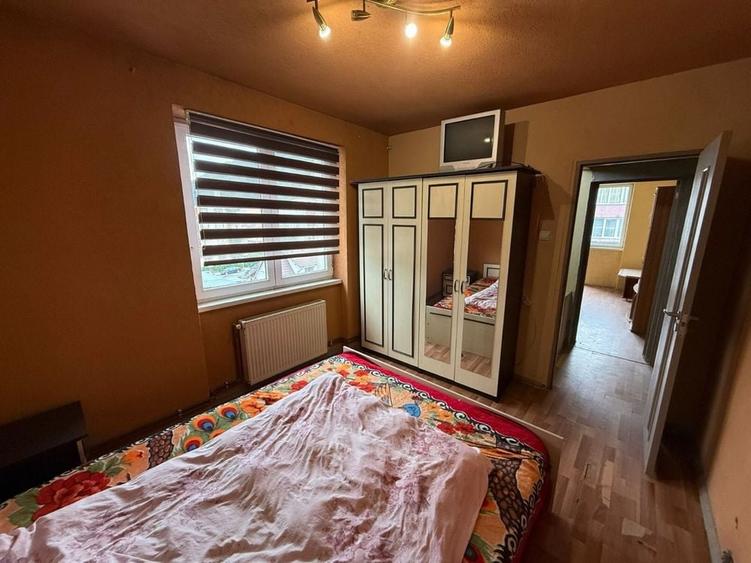 Apartament cu 3 camere semidecomandat în Sud