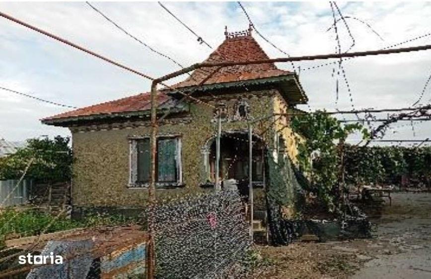 Casă cu 4 camere cu Teren 3983 Mp în Central