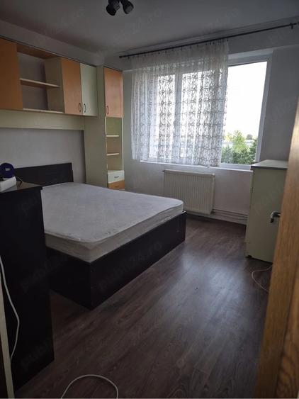 Apartament cu 3 camere semidecomandat în Titan