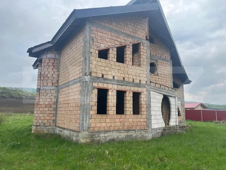 Casa la ro?u de vanzare in Santana de Mure? - 1