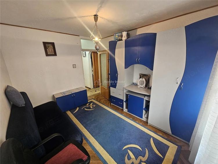 Apartament cu 4 camere decomandat în Micro IV