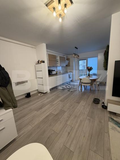 Apartament cu 3 camere semidecomandat, mobilat în Independenței