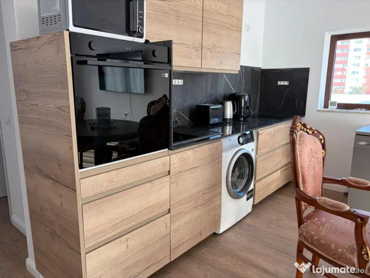 Apartament cu 3 camere decomandat, mobilat în Primo