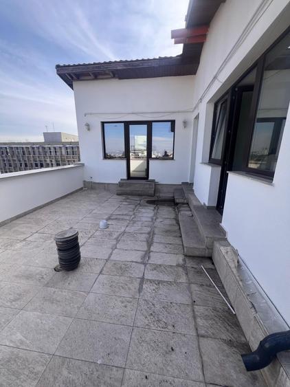 Penthouse cu 3 camere semidecomandat în Dorobanți