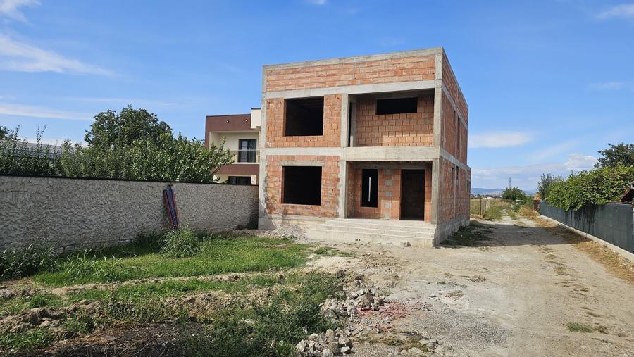 Casă cu 4 camere în Mărăcineni