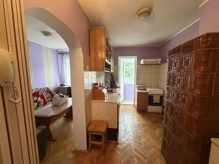 Apartament cu 4 camere semidecomandat în Central
