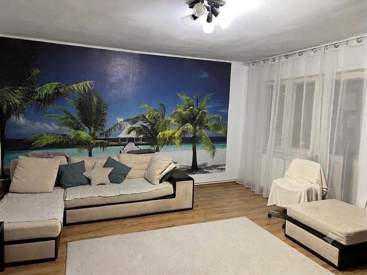 Apartament cu 3 camere decomandat în Micro 5