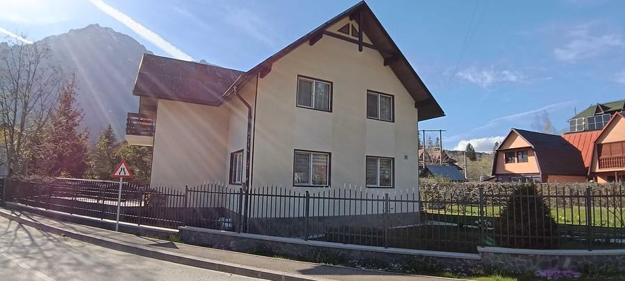 Casă cu 4 camere cu Teren 300 Mp în Central