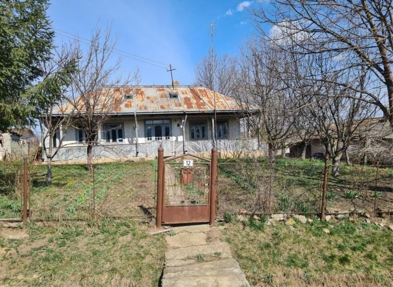 Casă cu 4 camere în Cervicești