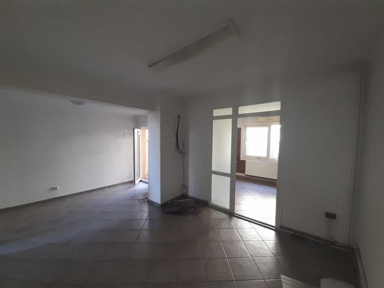 Casă cu 5 camere cu Teren 100 Mp în Vatra Luminoasă