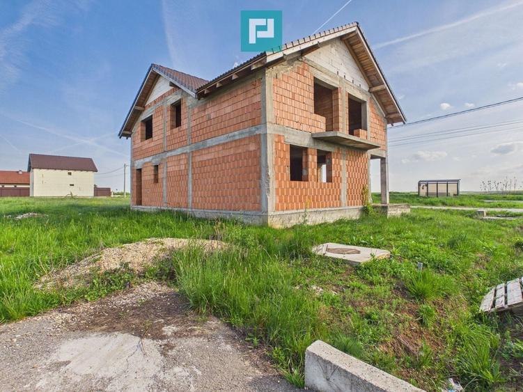 Casă individuală cu 6 camere cu Canalizare în Aluniș