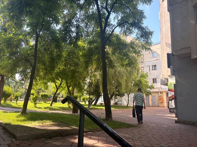 Apartament cu 3 camere decomandat în Nicolina