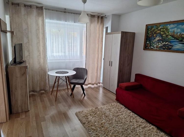 Garsonieră decomandată în Roșu