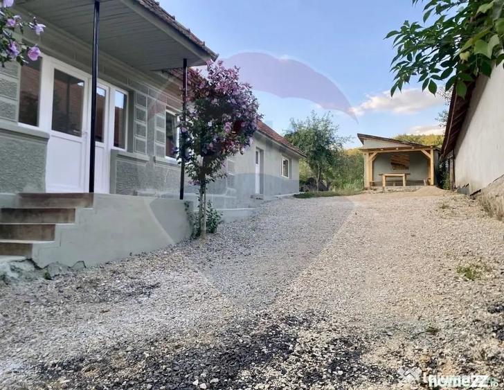 Casă cu 5 camere cu Teren 2000 Mp în Peștiș