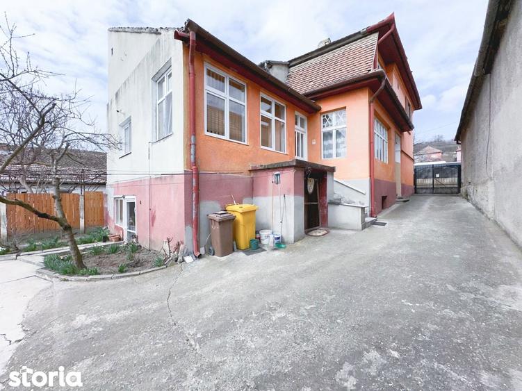 Casă cu 5 camere cu Teren 990 Mp în Central