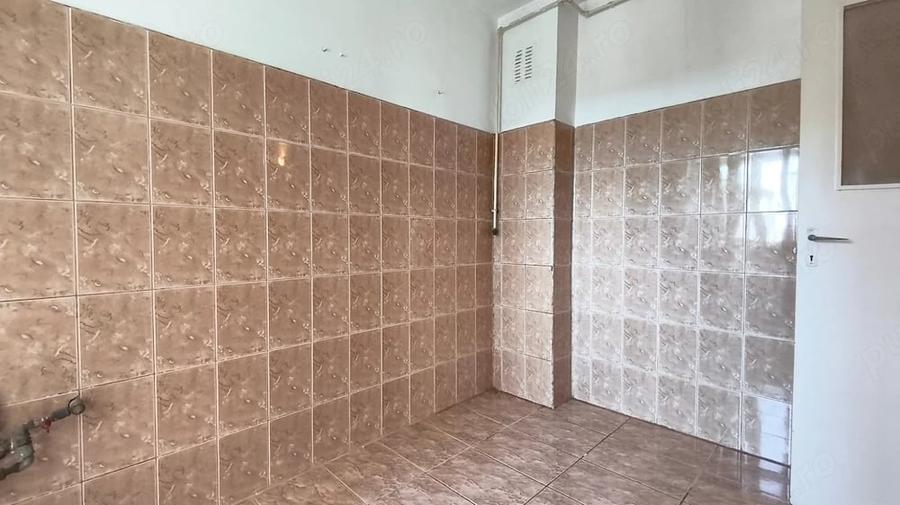 Apartament cu 4 camere semidecomandat în Piața Centrală